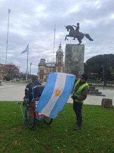 (audio) Guillermo Pinilla llegó a Tres Arroyos en su caminata por la inclusión