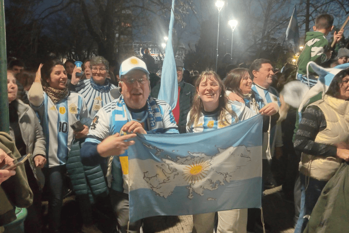 Tres Arroyos copó la Plaza San Martín tras el triunfo de la Selección (videos)