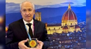 (audio) Un médico argentino creó una innovadora técnica para operar una enfermedad de la vista