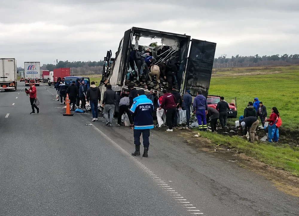 Se prendió fuego un camión con carne en la Ruta 9: lo saquearon (video)