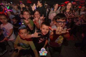 (audio) Tecnokids: el éxito de las fiestas electrónicas familiares que hace bailar a grandes y chicos