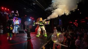 (audio) Tecnokids: el éxito de las fiestas electrónicas familiares que hace bailar a grandes y chicos