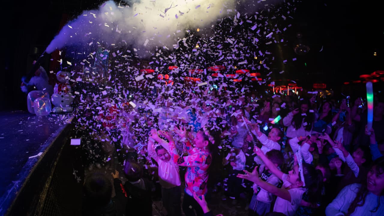 (audio) Tecnokids: el éxito de las fiestas electrónicas familiares que hace bailar a grandes y chicos