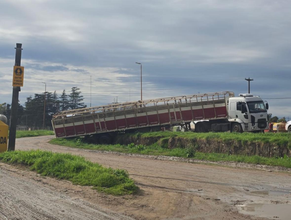 Camión quedó “colgado” en Laprida Bis y Ruta 3