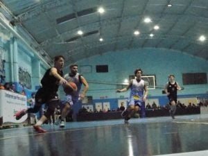 Básquet: El celeste ganó y arrancó con el pie derecho su recorrido por el Oficial de Primera 