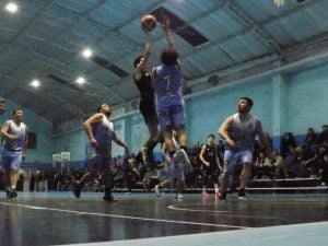 Básquet: El celeste ganó y arrancó con el pie derecho su recorrido por el Oficial de Primera 