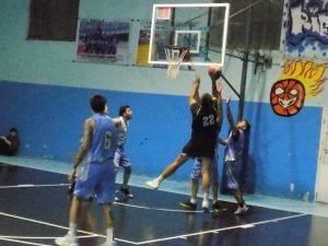 Básquet: El celeste ganó y arrancó con el pie derecho su recorrido por el Oficial de Primera 