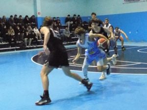 Básquet: El celeste ganó y arrancó con el pie derecho su recorrido por el Oficial de Primera 