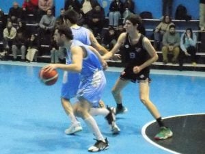 Básquet: El celeste ganó y arrancó con el pie derecho su recorrido por el Oficial de Primera 