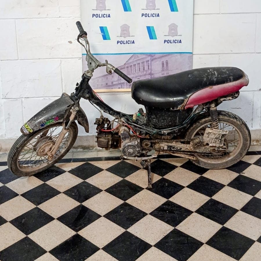 Recuperan una moto robada y aprehenden a un menor en calle Bolívar