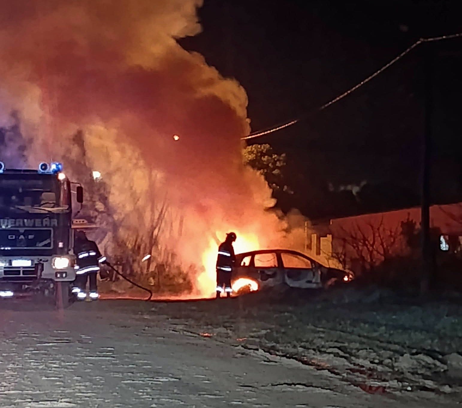 (video) Oriente: ardió un auto por un problema eléctrico