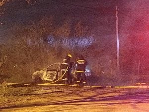 (video) Oriente: ardió un auto por un problema eléctrico