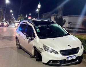 Auto despistó en Avenida San Martín: serios daños, conductor ileso