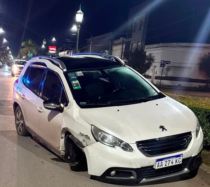 Auto despistó en Avenida San Martín: serios daños, conductor ileso