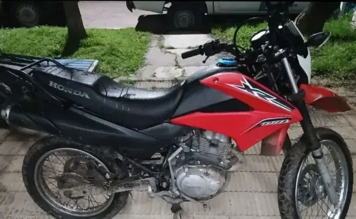 La Dulce: Intentaron asaltar a un automovilista, los atraparon y descubrieron que iban en una moto robada