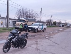Camión embistió a dos mujeres. Fueron derivadas al hospital