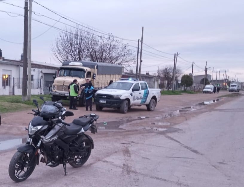 Camión embistió a dos mujeres. Fueron derivadas al hospital
