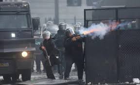 Brutal represión a manifestantes opositores a la Ley de Tierras