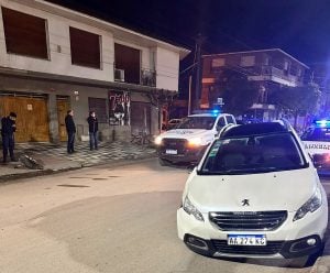 Auto despistó en Avenida San Martín: serios daños, conductor ileso